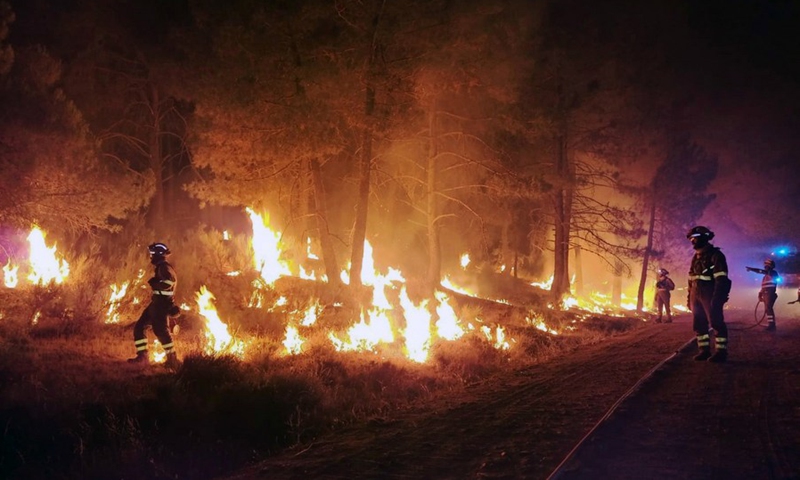 Firefighters battle a wildfire in Cebreros, Castilla y Leon, Spain, on July 21, 2022.(Photo: Xinhua)
