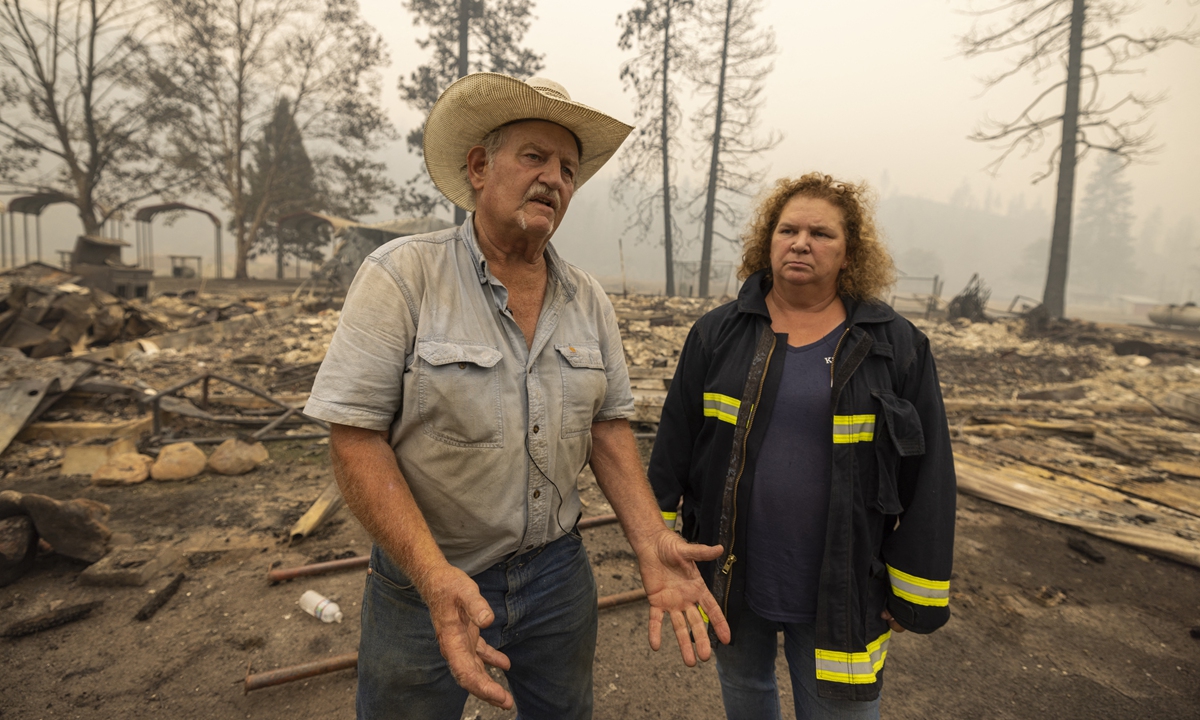 A rancher (left) talks to a reporter at the ruins of the Klamath River Community Hall on August 1, 2022. Photo: AFP