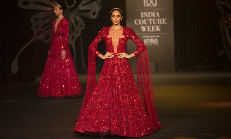 Models display creations by designer Suneet Varma during the FDCI India Couture Week in New Delhi, India, on July 28, 2022.(Photo: Xinhua)
