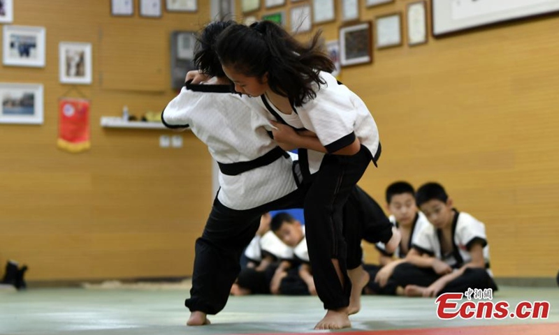 Teenagers practice Kungfu wrestling during the summer break at a training center in Shijiazhuang, north China's Hebei Province, Aug. 3, 2022. The Yang style Kungfu westling was founded in 1937 and included in the eighth batch of intangible cultural heritage list of Shijiazhuang in 2020. (Photo: China News Service/Zhai Yujia)