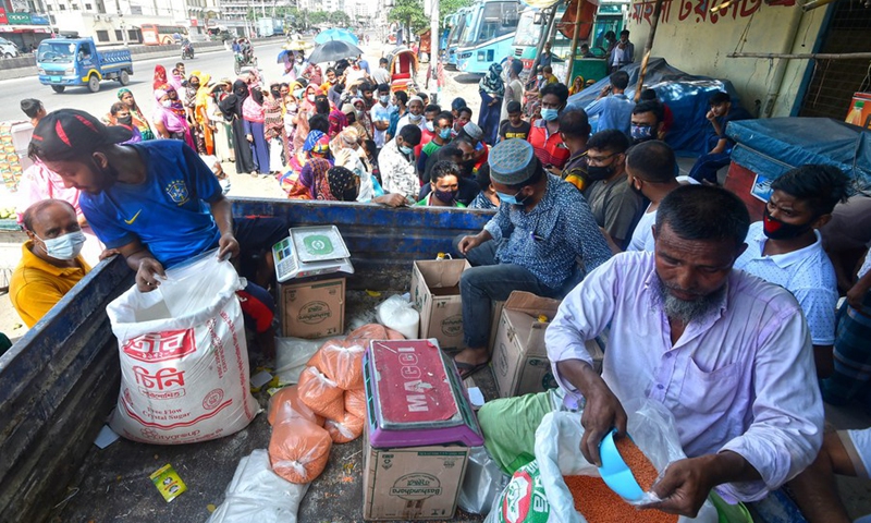 Workers prepare food for people at a government-run fair-price mobile shop in Dhaka, Bangladesh, on July 13, 2021.(Photo: Xinhua)