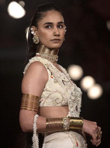 A model presents a creation by Indian designer Anamika Khanna during the FDCI India Couture Week in New Delhi, July 31, 2022.(Photo: Xinhua)