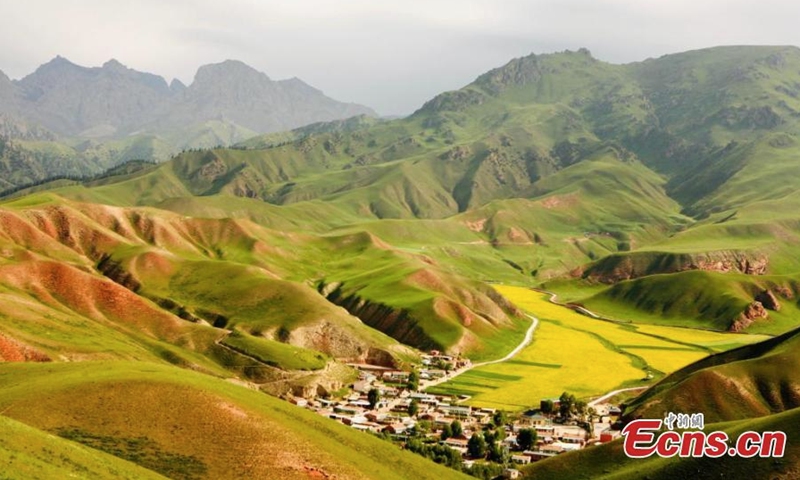 Magnificent summer scenery of Zhuo'er Mountain, which features Danxia landform, in Qilian county of Haibei Tibetan autonomous prefecture, northwest China's Qinghai Province. (Photo: China News Service/Zhao Haimei)