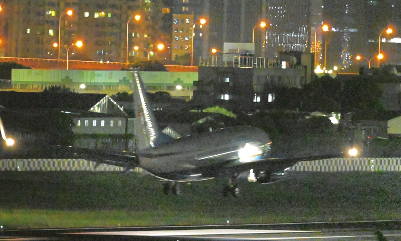 A US military aircraft with US House Speaker Nancy Pelosi on board prepares to land at Songshan Airport in Taipei, the Taiwan island, on August 2, 2022. Pelosi landed in the island on the evening that day. Photo: AFP