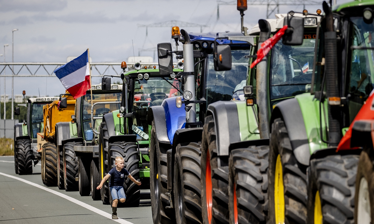 Farmers block the A35 motorway with tractors as they protest against the government's nitrogen reforms, near Almelo, the Netherlands on July 28, 2022. Photo: AFP