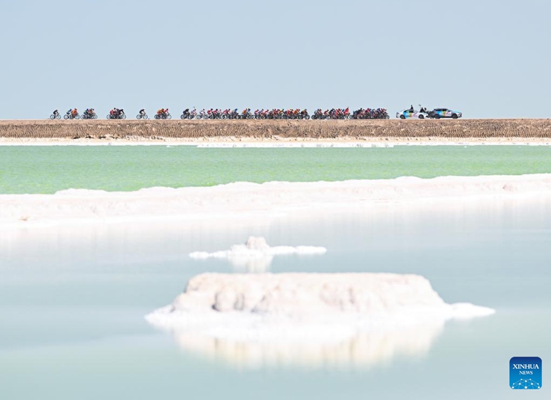 Participants comepete during stage 8 of the 21st Tour of Qinghai Lake 2022 cycling race in northwest China's Qinghai Province, Aug. 3, 2022. (Xinhua/Zhang Long)
