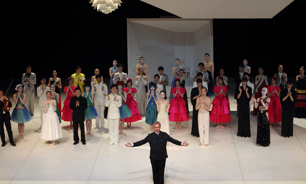 Created by the ballet director of the Hamburg Ballet John Neumeier in 2005, the ballet <em>The Little Mermaid</em> was firstly performed at the Beijing Tianqiao Theater in September of 2012, under the guidance of John Neumeier (front). Photo: Courtesy of NBC