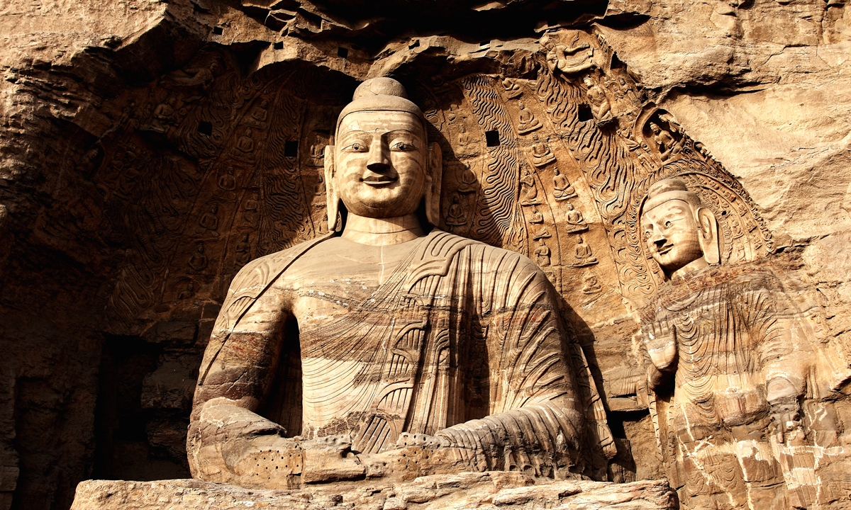 Buddhist statues at the Yungang Grottoes Photo: VCG  A viewer looks at a 3D replica of the Yungang Grottoes' No.6 cave. Photo: IC