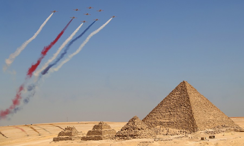 Aircrafts perform aerobatics during the Pyramids Air Show 2022 at the Giza Pyramids scenic spot in Giza, Egypt, Aug. 3, 2022.(Photo: Xinhua)