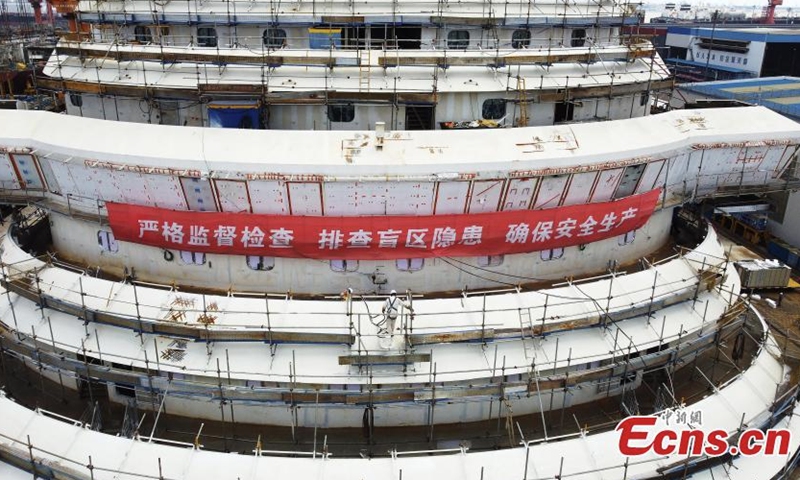 中国第一艘大型游轮H1508正在上海建造。  2022年5月底，该船整体建造进度超过60%，H1508船预计2023年下半年交付。（中新社/尹立勤）