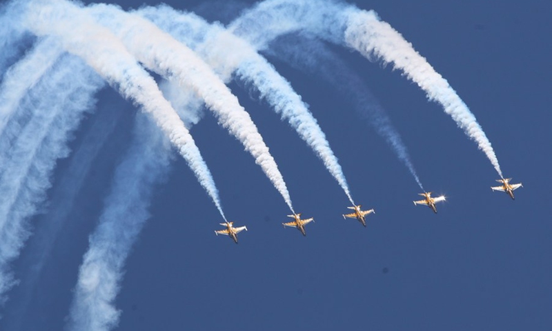 Aircrafts perform aerobatics during the Pyramids Air Show 2022 at the Giza Pyramids scenic spot in Giza, Egypt, Aug. 3, 2022.(Photo: Xinhua)