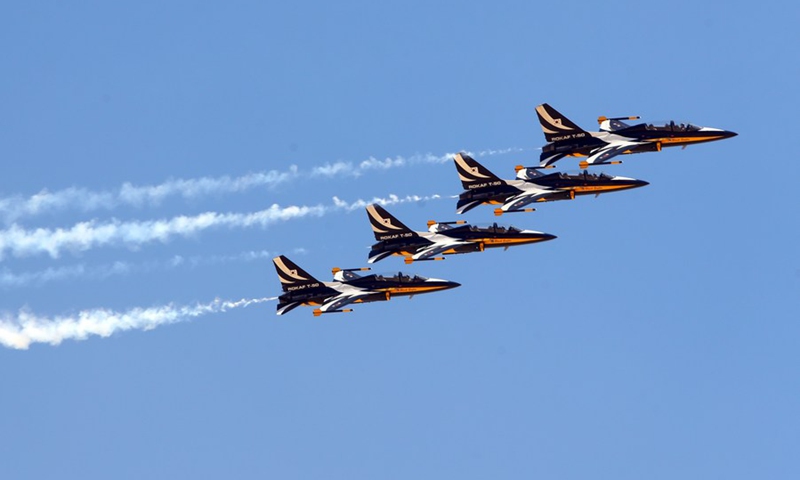 Aircrafts perform aerobatics during the Pyramids Air Show 2022 at the Giza Pyramids scenic spot in Giza, Egypt, Aug. 3, 2022.(Photo: Xinhua)