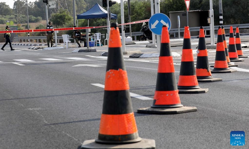 Israeli security forces block a road to Sderot in southern Israel near the border with Gaza, on Aug. 4, 2022. Israel on Thursday deployed attack drones over the Gaza Strip and continued to close major roads in the south amid rising tensions with the Palestinians.(Photo: Xinhua)