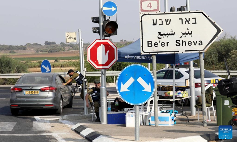 Israeli security forces block a road to Sderot in southern Israel near the border with Gaza, on Aug. 4, 2022. Israel on Thursday deployed attack drones over the Gaza Strip and continued to close major roads in the south amid rising tensions with the Palestinians.(Photo: Xinhua)