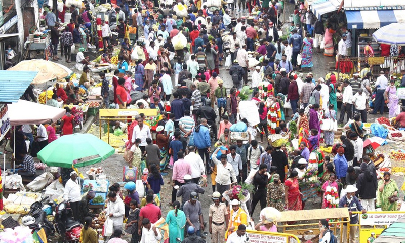 Indian people of Hindu religion shop for flowers at a wholesale market in Bangalore, India, Aug. 4, 2022.(Photo: Xinhua)