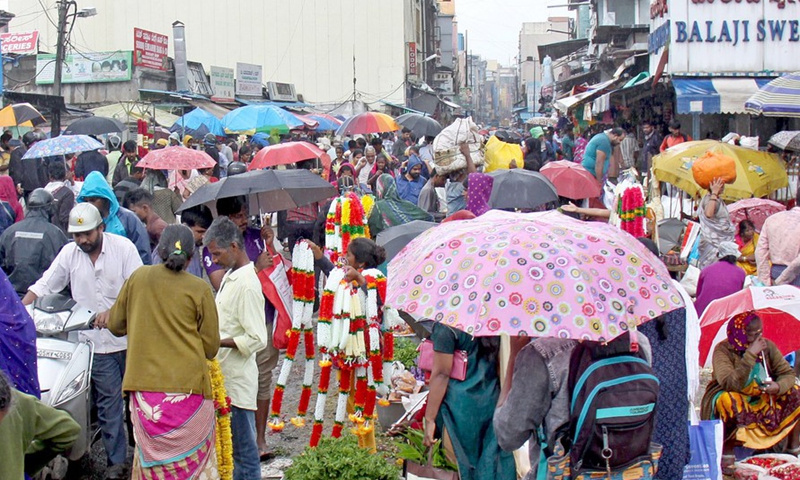 Indian people of Hindu religion shop for flowers at a wholesale market in Bangalore, India, Aug. 4, 2022.(Photo: Xinhua)