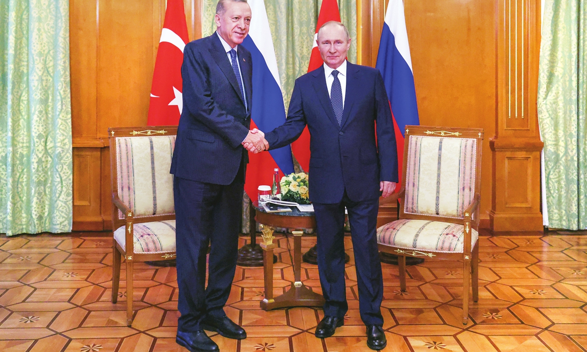 Turkish President Recep Tayyip Erdogan (left) and Russian President Vladimir Putin meet in Sochi, Russia on August 5, 2022. It was their second face-to-face conversation in less than three weeks. Photo: AFP 