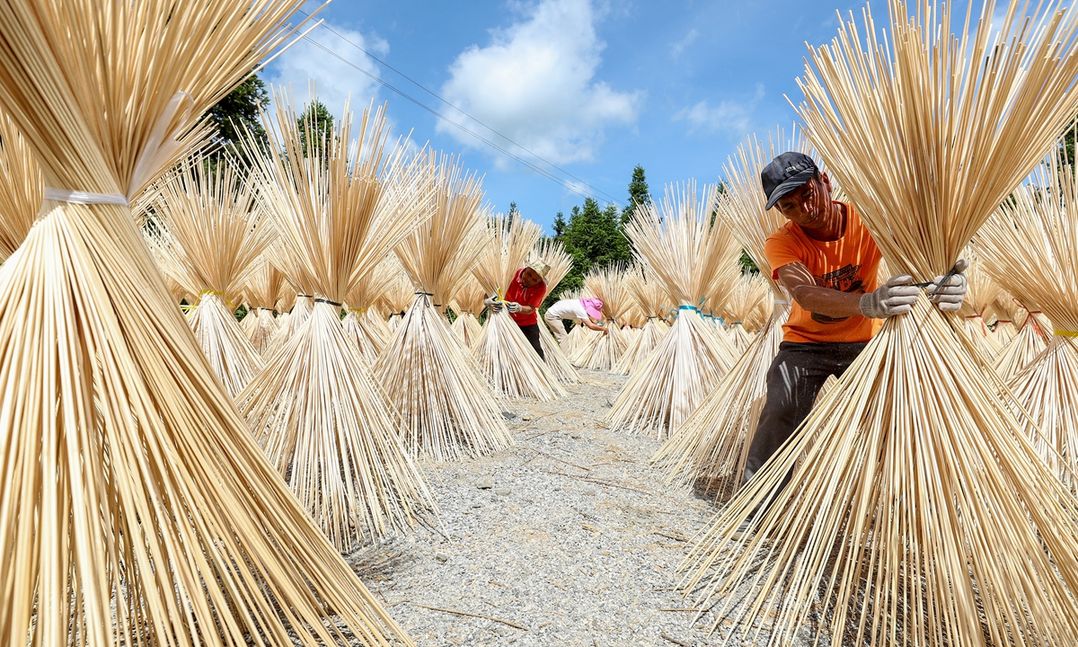 Farmers dry bamboo strips in Pingxiang, East China's Jiangxi Province on August 6, 2022. Local authorities have been supporting villagers to use the rich local bamboo resources, encouraging them to set up  bamboo processing enterprises to increase farmers' incomes and help rural revitalization.  Photo: VCG