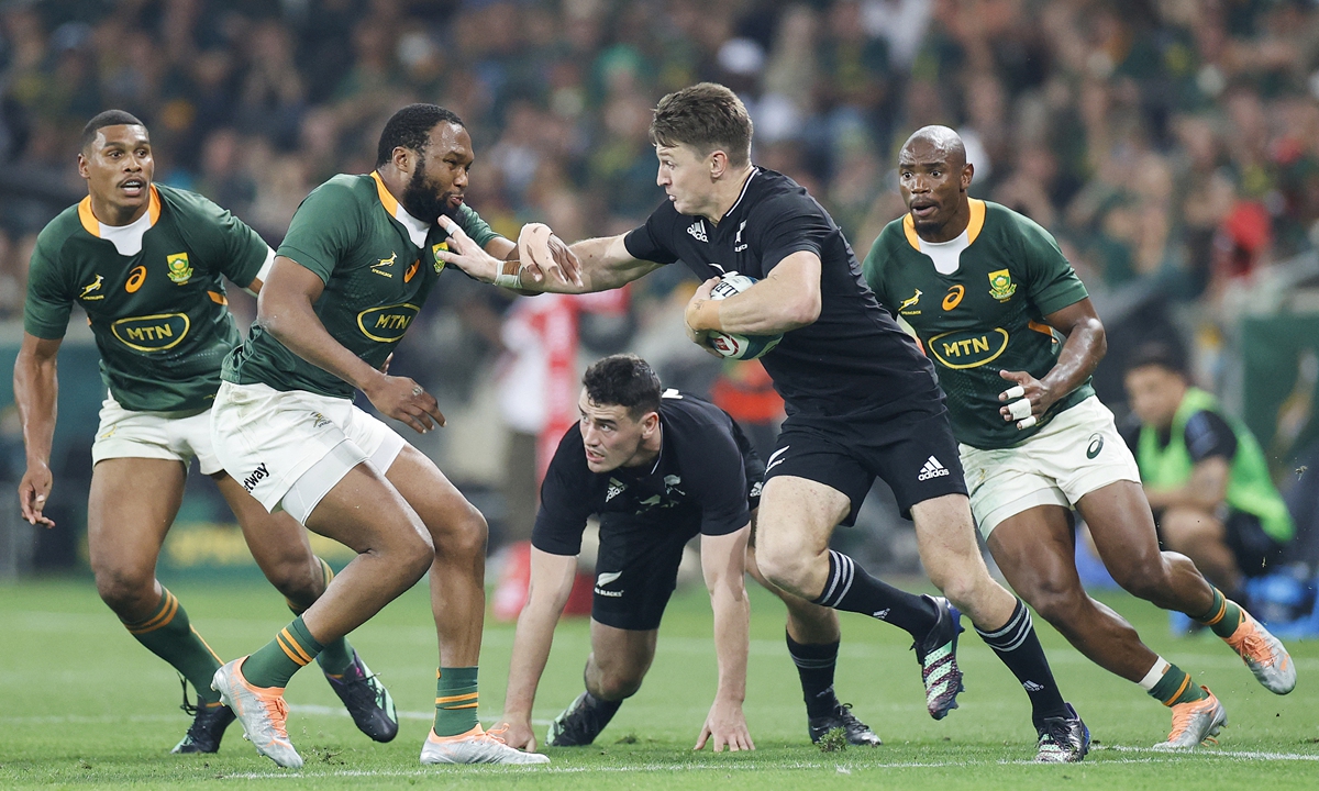 New Zealand's fly-half Beauden Barrett (second right) hands off South Africa's center Lukhanyo Am (second left) during the Rugby Championship international rugby match in Mbombela on August 6, 2022. Photos: AFP
