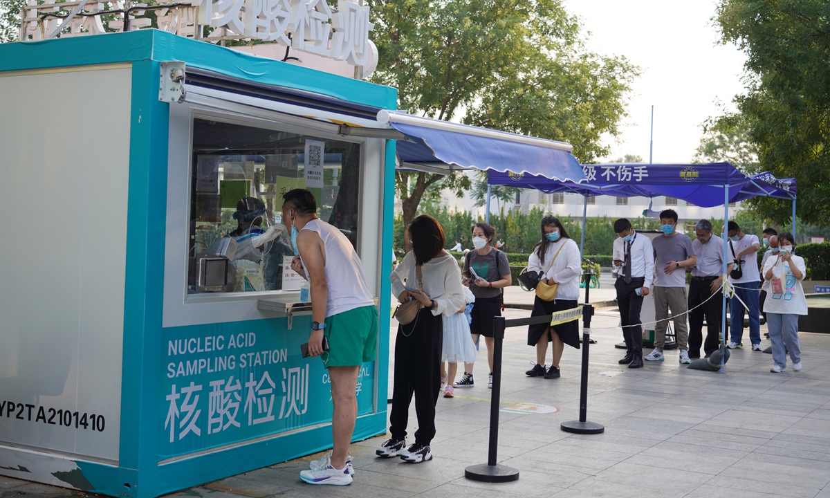 Residents queue up to take nucleic acid tests in Beijing on August 3, 2022. Photo: IC