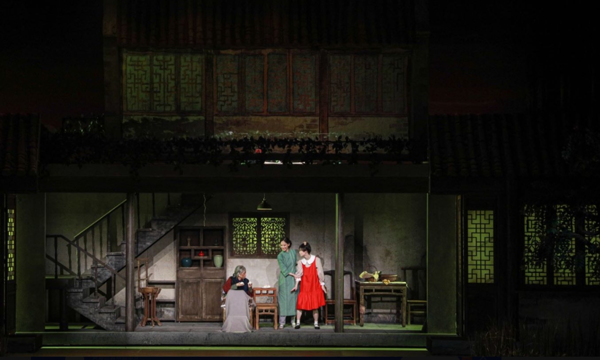 The children's theater play, adapted from a book <em>Sanya the Cat's Rooftop Adventure</em> by the Beijing-born author Ye Guangling,comes to an end on August 7, 2022, after a four-day run at the Beijing Nationality Culture Palace Theatre.Photo: Courtesy of Beijing Children's Art Theatre