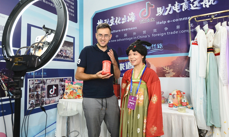 Livestreamers introduce products to online audiences during the sixth Global Cross-border E-commerce Conference in Zhengzhou, Central China's Henan Province, on August 8, 2022. Photo: VCG