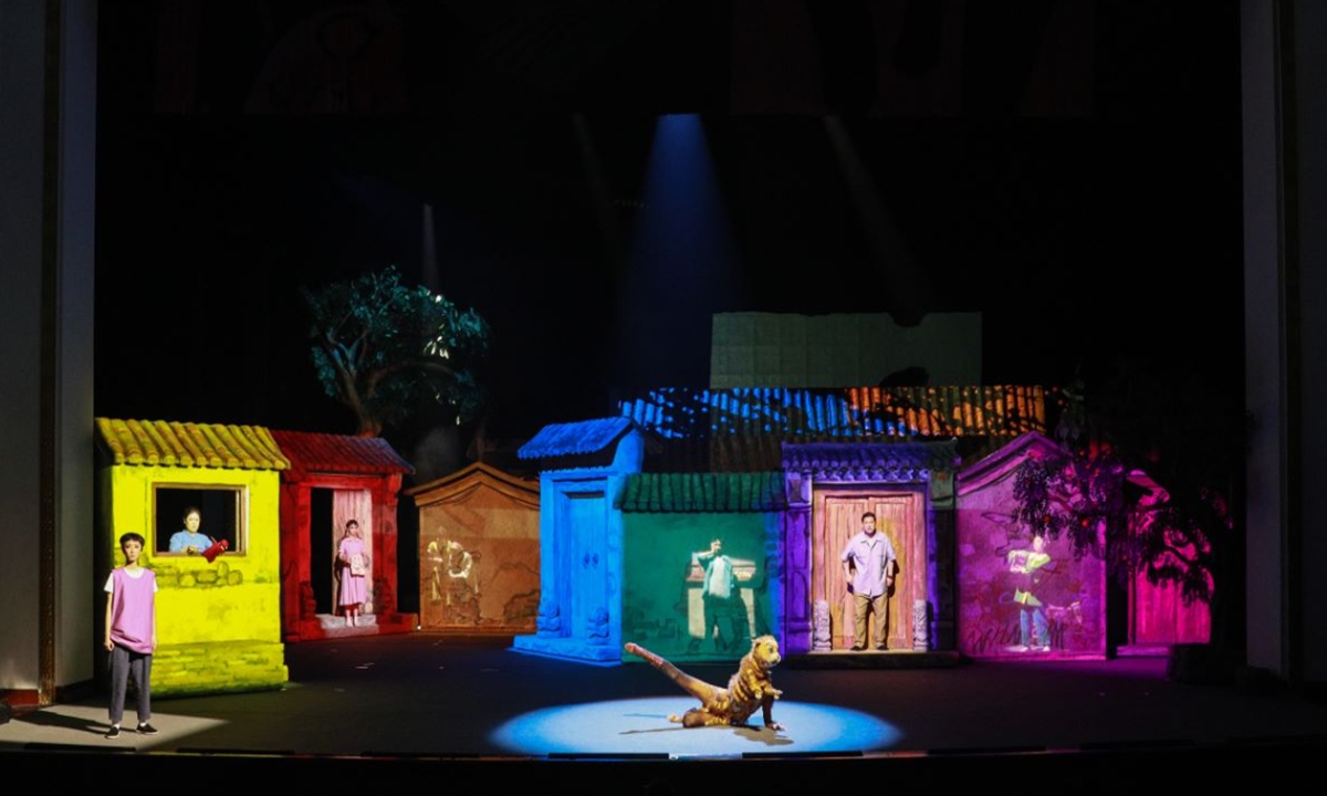 The children's theater play, adapted from a book <em>Sanya the Cat's Rooftop Adventure</em> by the Beijing-born author Ye Guangling,comes to an end on August 7, 2022, after a four-day run at the Beijing Nationality Culture Palace Theatre.Photo: Courtesy of Beijing Children's Art Theatre