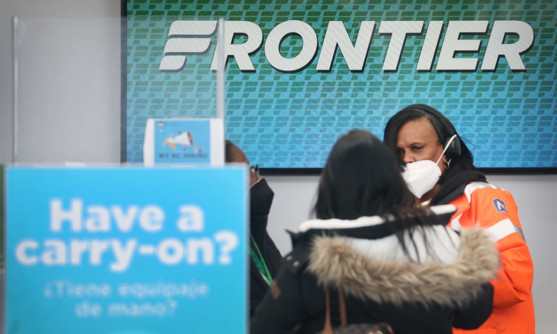 Passengers check in for flights on Frontier Airlines at O'Hare International Airport in Chicago, on February 07, 2022. Photo: VCG