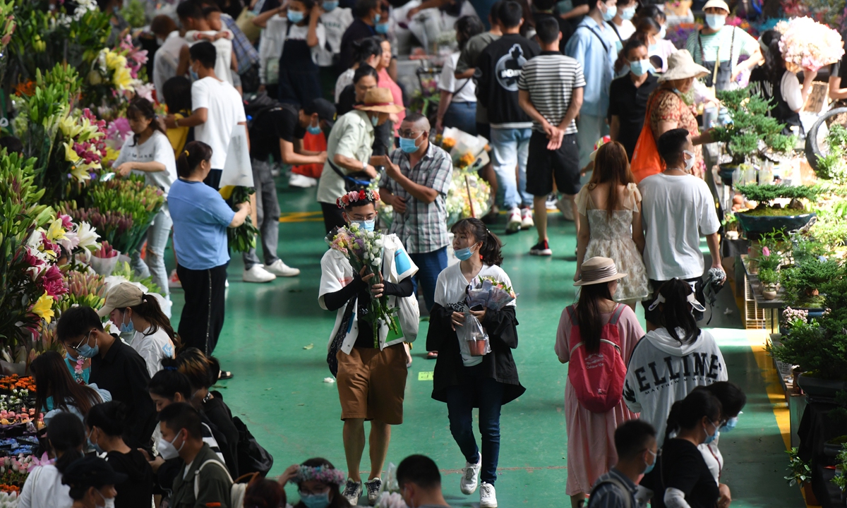 Tourists shop at the Dounan Flower Market in Kunming, capital of Southwest China's Yunnan Province on August 8, 2022. During the summer, the flower market, China's largest fresh-cut flower market, attracts many tourists. Last year, 10.26 billion stems of fresh-cut flowers were sold in the market, an increase of 25 percent year-on-year. Photo: VCG