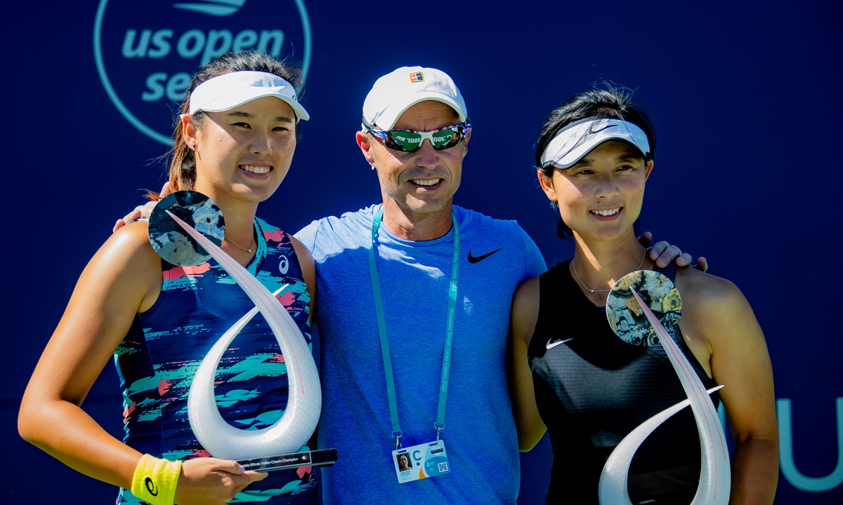 Xu Yifan (right) and Yang Zhaoxuan (left) pose for a photo with coach Torsten Peschke after winning the WTA 500 women's doubles final at the 2022 Mubadala Silicon Valley Classic in San Jose, California, the US on August 7, 2022. Photo: Xinhua