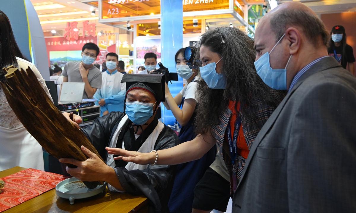 Visitors gather at a booth at the 2022 China (Guangdong) International Tourism Industry Expo in Guangzhou, South China's Guangdong Province on August 9, 2022. The Expo attracts cultural and tourism administrative departments, leading enterprises and travel-related technology enterprises from all over the world. The expo focuses on new forms of business. Photo: VCG
