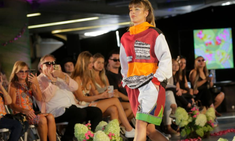 A model presents a creation during the free public fashion show at Robson Square in Vancouver, British Columbia, Canada, Aug. 12, 2022. Featuring nine local designers and three downtown retailers, downtown's first free-to-the-public fashion show was hosted in downtown Vancouver to showcase the diversity and inclusiveness of the local fashion industry.  Photo: Xinhua