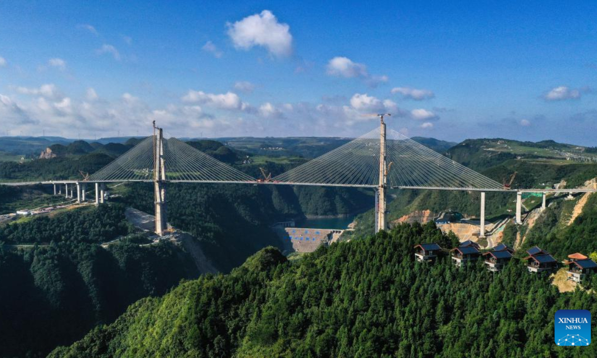 Aerial photo taken on Aug 19, 2022 shows the construction site of the Longli River bridge in Longli County, southwest China's Guizhou Province. The 1,260-meter-long bridge was joined together on Friday. Photo:Xinhua