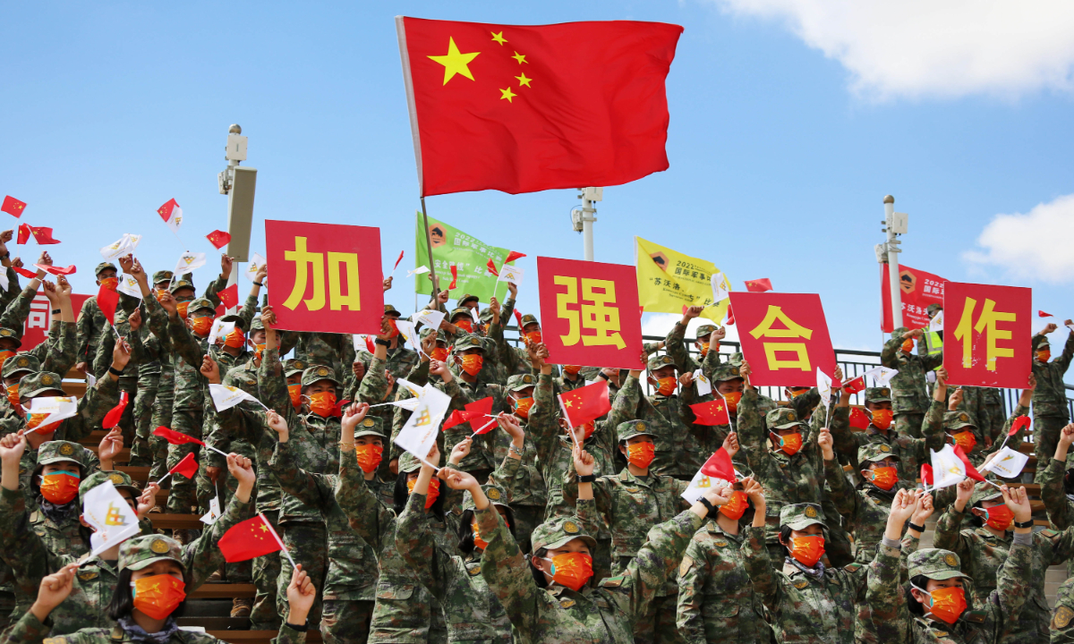 Spectators cheer for the participating teams in the final round of individual race of Suvorov Onslaught contest in Korla, China's Xinjiang Uygur Autonomous Region, on August 18, 2022. Photo:China Military