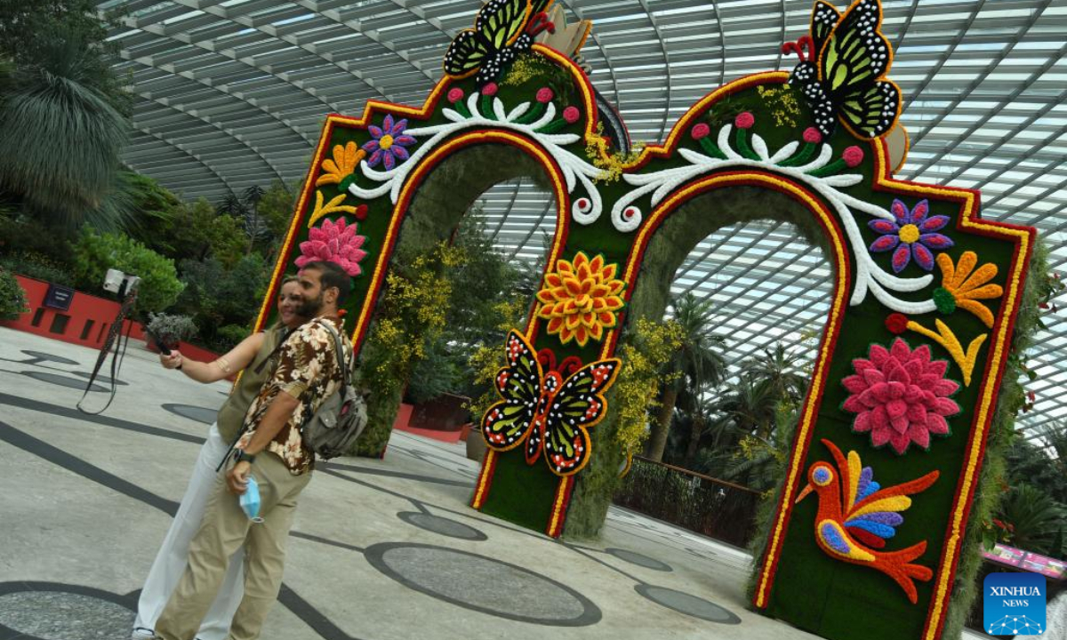 Tourists take selfies before the floral and cultural exhibits during the opening day of Hanging Gardens - Mexican Roots floral display, held at Flower Dome of the Singapore's Gardens by the Bay on Aug 19, 2022. Photo:Xinhua