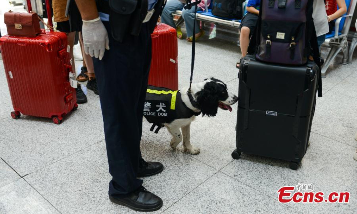 A police dog checks luggage at Chongqing North Station in Chongqing, Aug 18, 2022. Photo:China News Service