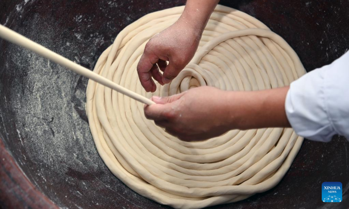 Li Changman makes hollow noodles in Meidi Village of Bao'an Township in Luonan County of Shangluo City, northwest China's Shaanxi Province, Aug 16, 2022. Photo:Xinhua