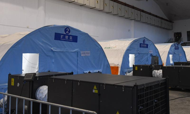 Photo taken on Aug. 8, 2022 shows an inflatable COVID-19 test lab in Haikou, south China's Hainan Province.
All the inflatable labs set at Hainan International Convention and Exhibition Center have been put to use on Tuesday to help fight a recent COVID-19 resurgence in the province.
The labs, some of which built with aid from east China's Shanghai and Jiangsu Province, can test about 230,000 tubes of nucleic acid samples on a daily basis. (Xinhua/Yang Guanyu)