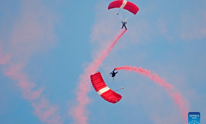 Parachutists present a sky diving show during the 57th National Day celebrations in Singapore, Aug. 9, 2022.(Photo: Xinhua)