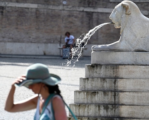 A tourist walks past a fountain at Piazza del Popolo in Rome, Italy on Aug. 5, 2022.(Photo: Xinhua)