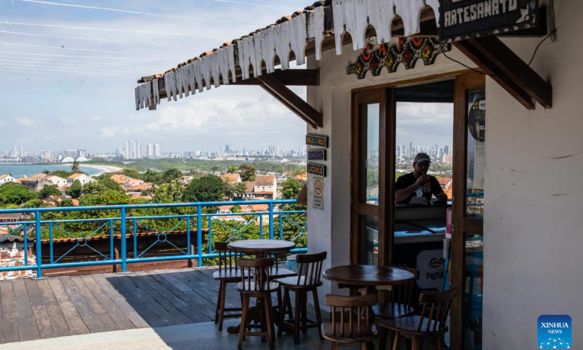 Um turista toma uma bebida em um restaurante em Olinda, Brasil, em 11 de agosto de 2022.  O centro histórico da cidade de Olinda foi inscrito na Lista do Patrimônio Mundial da UNESCO em 1982.  Foto: Xinhua
