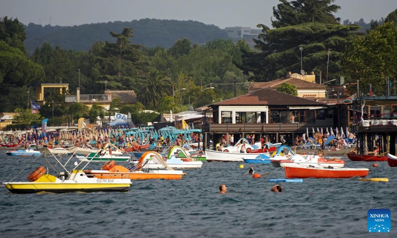 Tourists enjoy themselves in Lake Bracciano in Bracciano, Italy, Aug. 7, 2022.(Photo: Xinhua)