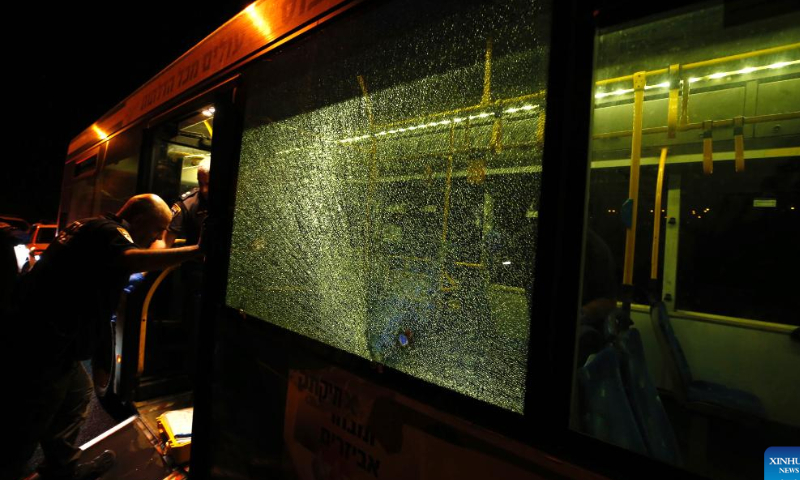 Israeli security force members investigate the scene of a bus shooting in Jerusalem, Aug. 14, 2022. A gunman shot at a bus in Jerusalem's Old City early Sunday, injuring at least seven people, according to local police and medics. Photo: Xinhua