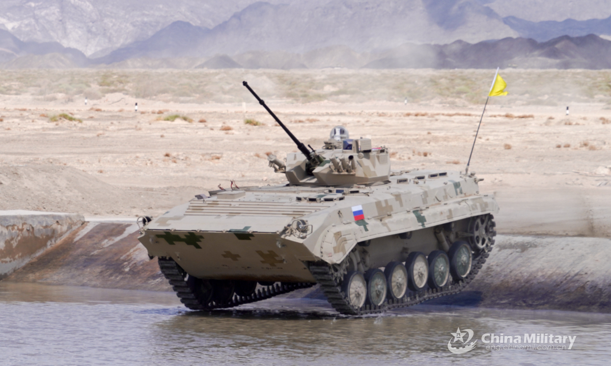 A participating crew from the Russian team drive an infantry fighting vehicle provided by Chinese side to pass through a water obstacle in the final round of individual race of Suvorov Onslaught contest in Korla, China's Xinjiang Uygur Autonomous Region, on August 18, 2022. Photo:China Military