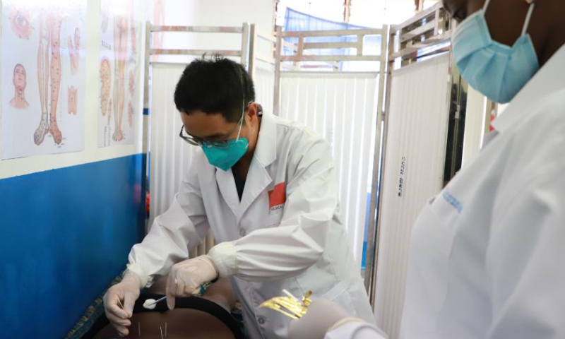 Chinese doctor Li Xiaobin (L) gives a patient acupuncture treatment at the China-Uganda Friendship Hospital in Kampala, Uganda, Aug. 10, 2022. Photo: Xinhua