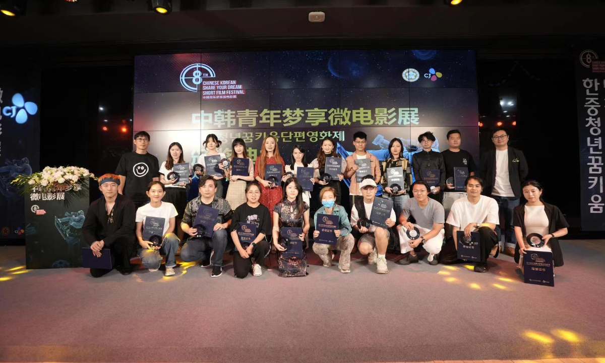 Group photo of prize winners Photo: Courtesy of Cao Xiaoxing 