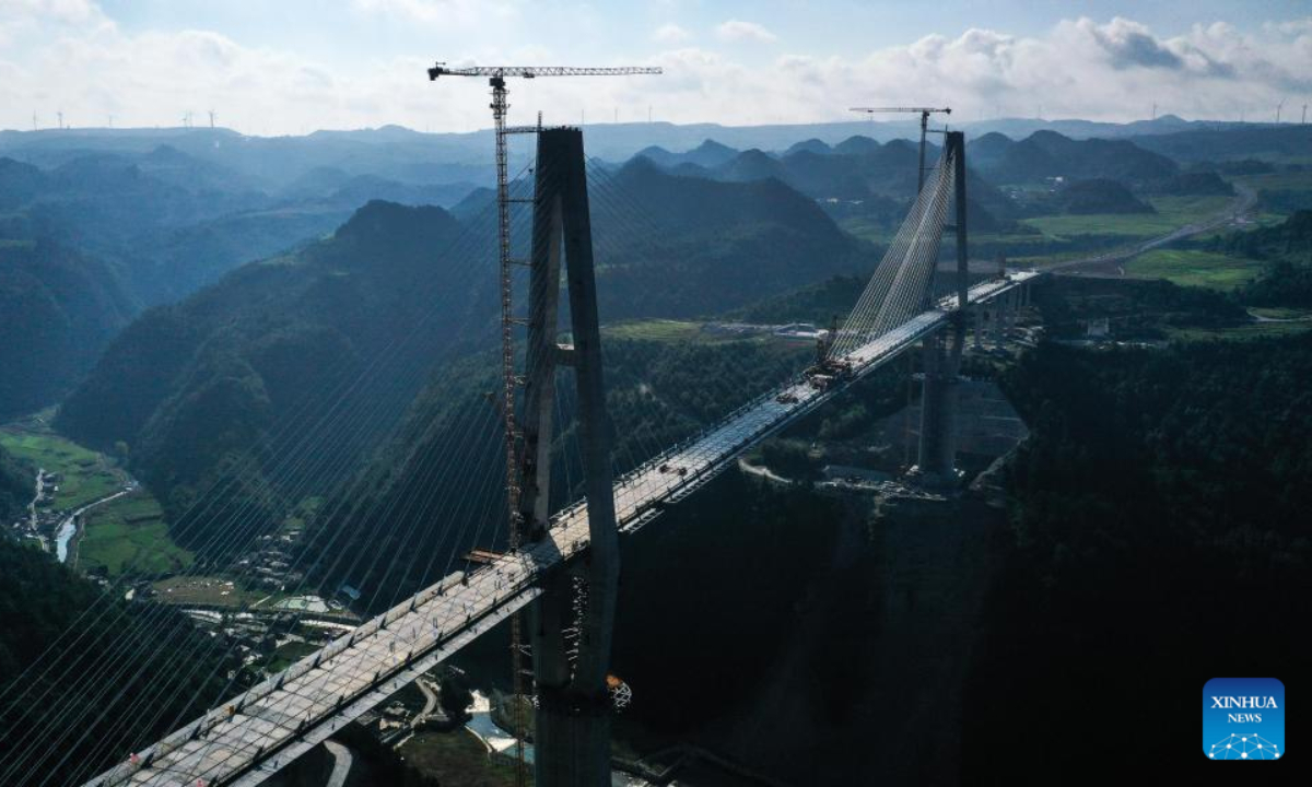 Aerial photo taken on Aug 19, 2022 shows the construction site of the Longli River bridge in Longli County, southwest China's Guizhou Province. The 1,260-meter-long bridge was joined together on Friday. Photo:Xinhua