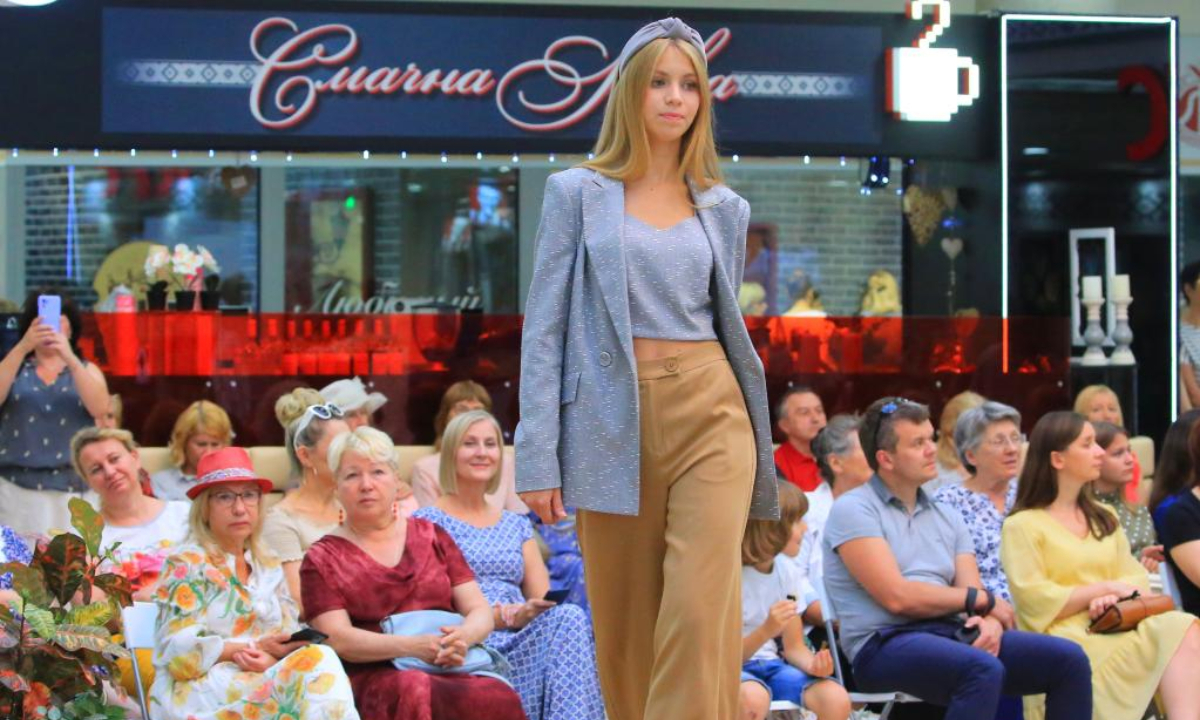 A model presents a creation during a fashion fair in Minsk, Belarus, Aug 11, 2022. Photo:Xinhua