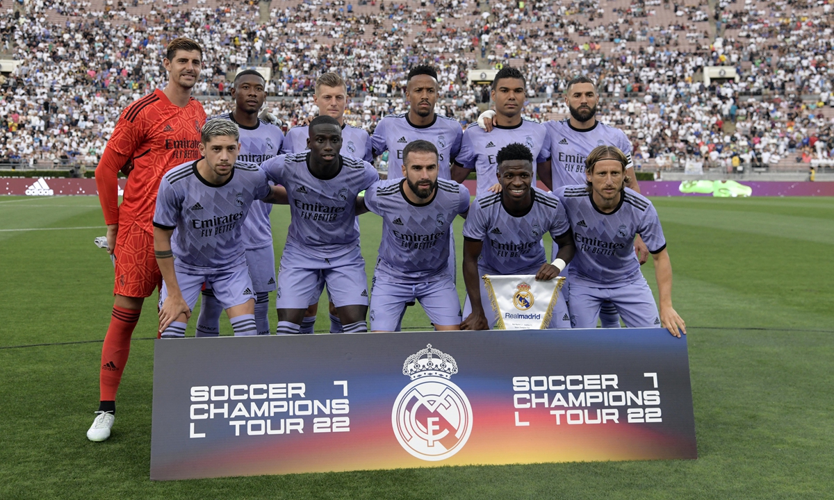 Real Madrid players pose for a photograph before the start of a friendly soccer match at the Rose Bowl in Pasadena, California on July 30, 2022. Photo: AFP