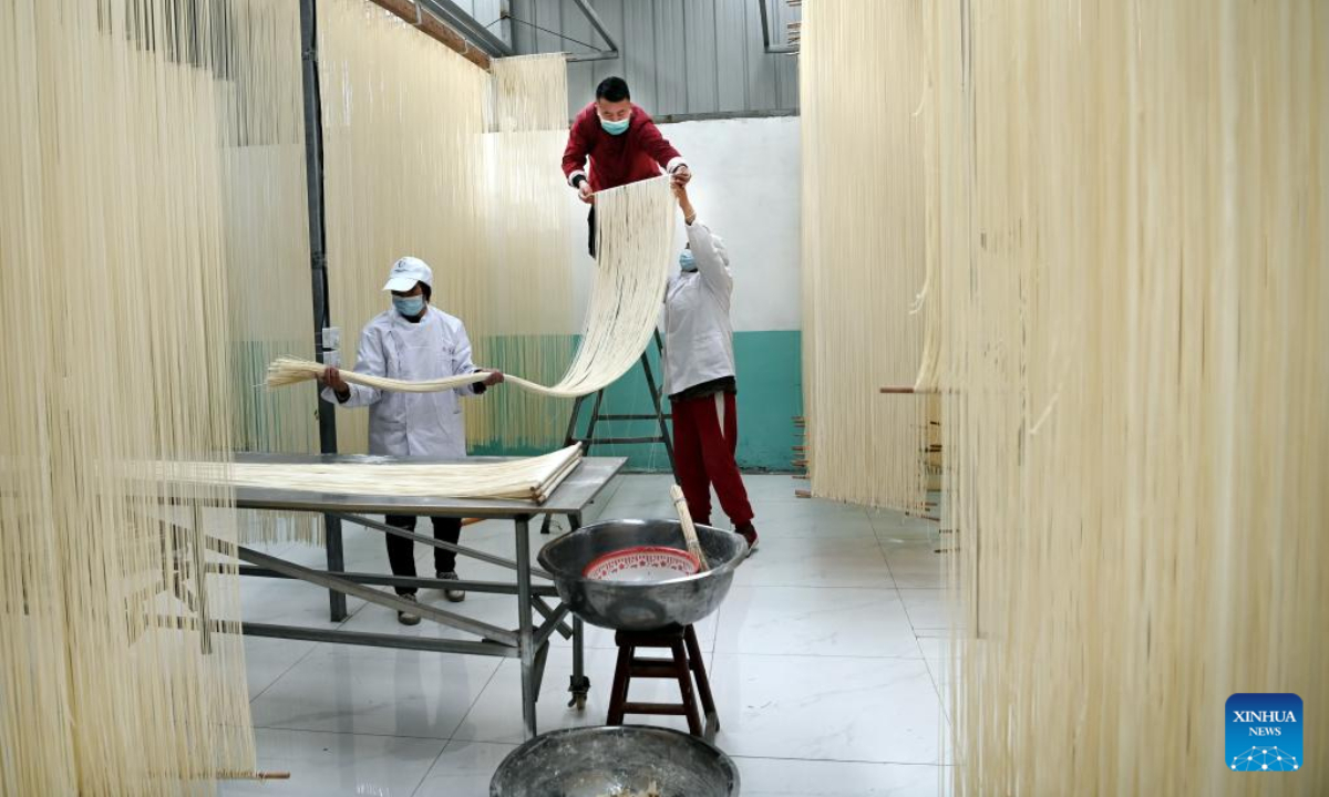 Li Changman (L) teaches his son Li Nianping skills of making hollow noodles in Meidi Village of Bao'an Township in Luonan County of Shangluo City, northwest China's Shaanxi Province, Aug 16, 2022. Photo:Xinhua